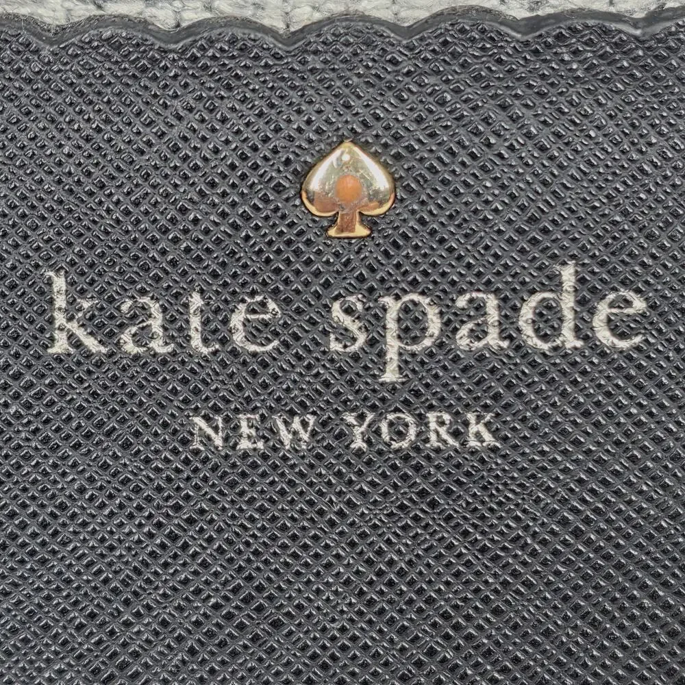 KATE SPADE NEW YORK PEBBLED LEATHER CARDHOLDER – BLACK/CREAM – SCALLOPED EDGE